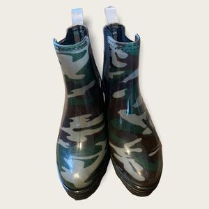 Seven7 camo women’s boots.